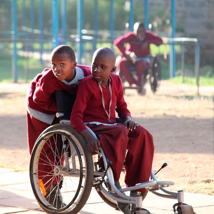 Afrikanisches Kindr mit Behinderung